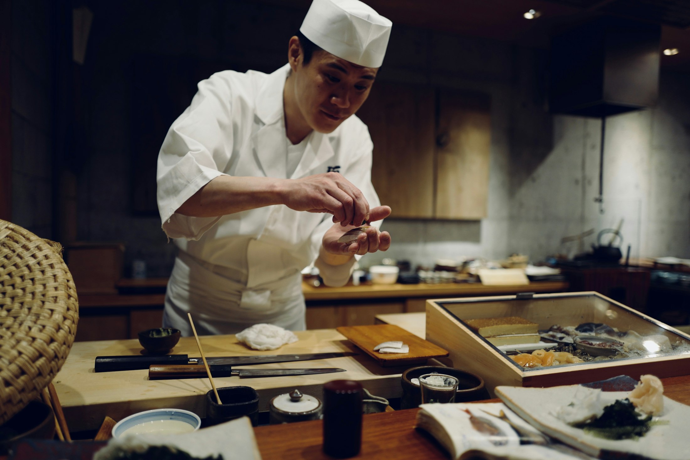 Sushi-Koch bei der Arbeit am Tresen (Symbolfoto)