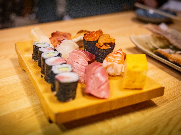 Sushi-Menü auf Holzbrett (Symbolfoto)