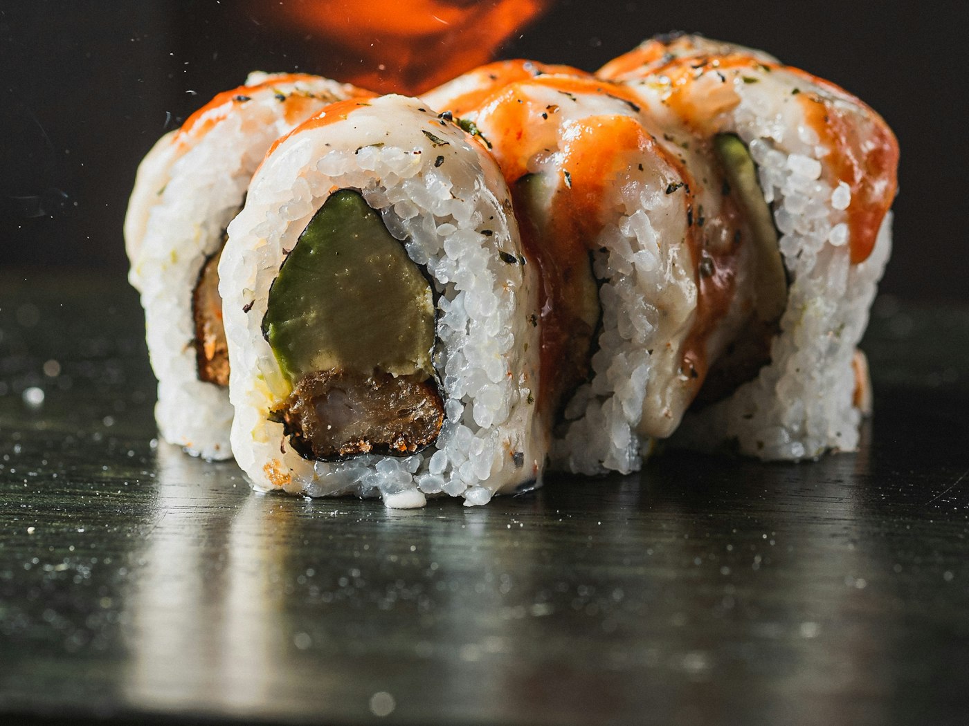 Sushi-Rolle wird mit der Flamme geflämmt (Symbolfoto)