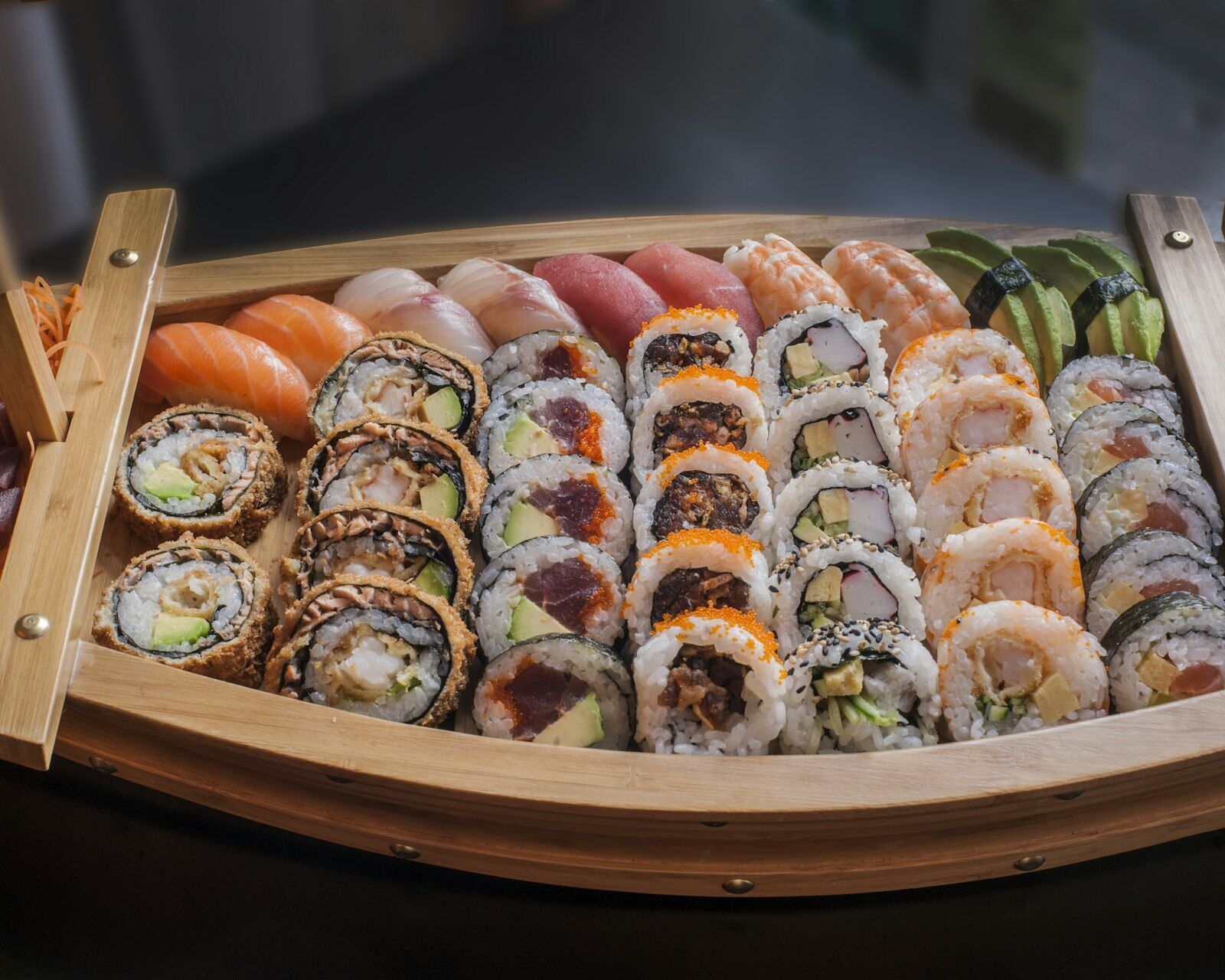 Sushi-Boot mit Maki und Nigiri (Symbolfoto)