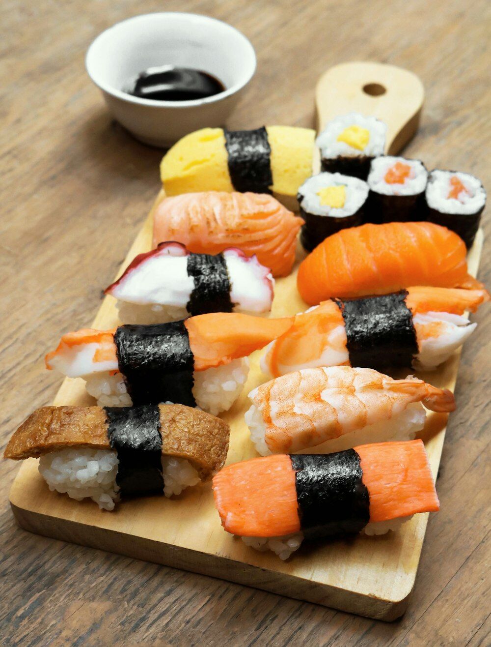 Nigiri und Maki auf einem Holzbrett (Symbolfoto)